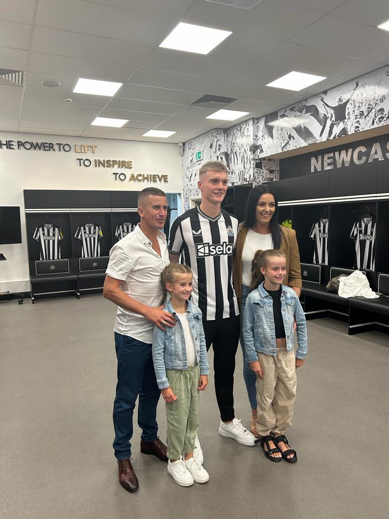 Cathal Heffernan (18, CB) and family getting the full tour at his new club Newcastle United. ⚽ ☘️ #greenshoots