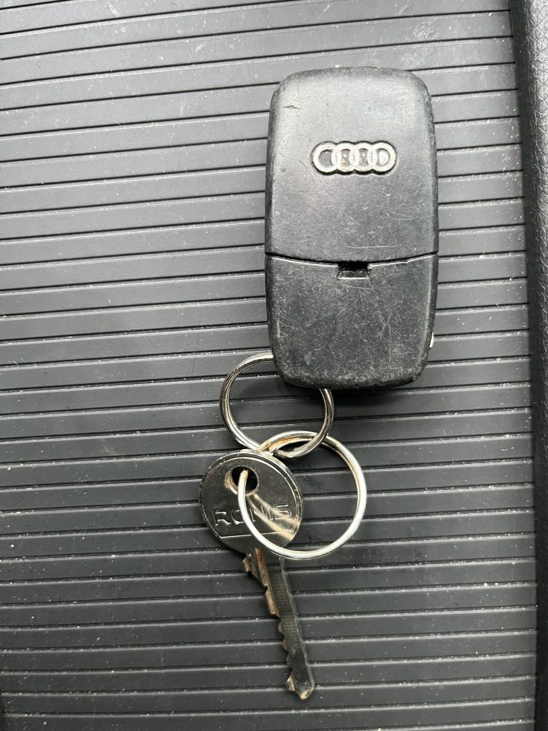 trouveperdu's tweet photo. Clef de voiture AuDI: Clef de voiture Audi et une clef de boite aux lettres ou porte Aidez ! Partagez ! https://t.co/bATr45GNm5 https://t.co/Q6q9EfbGIl