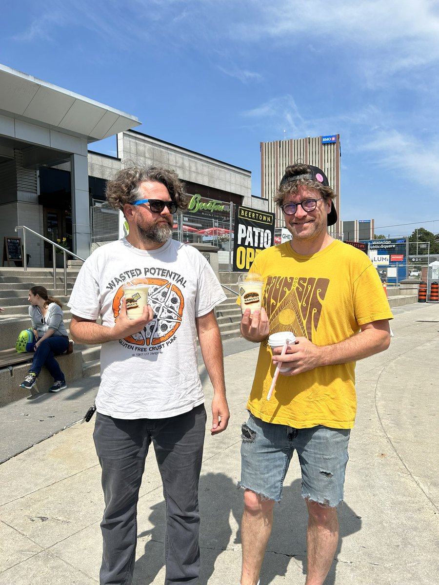 1075daverocks's tweet photo. Another 😎Act of Coolness😎 in the books! Here at @Strummerfest we gave away some milkshakes from our pals at @HarveysCanada 🙌🏻
Don’t forget milkshakes are $3 all summer long!
#harveys #1075daverocks #strummerfest https://t.co/IfHNCLYs8S