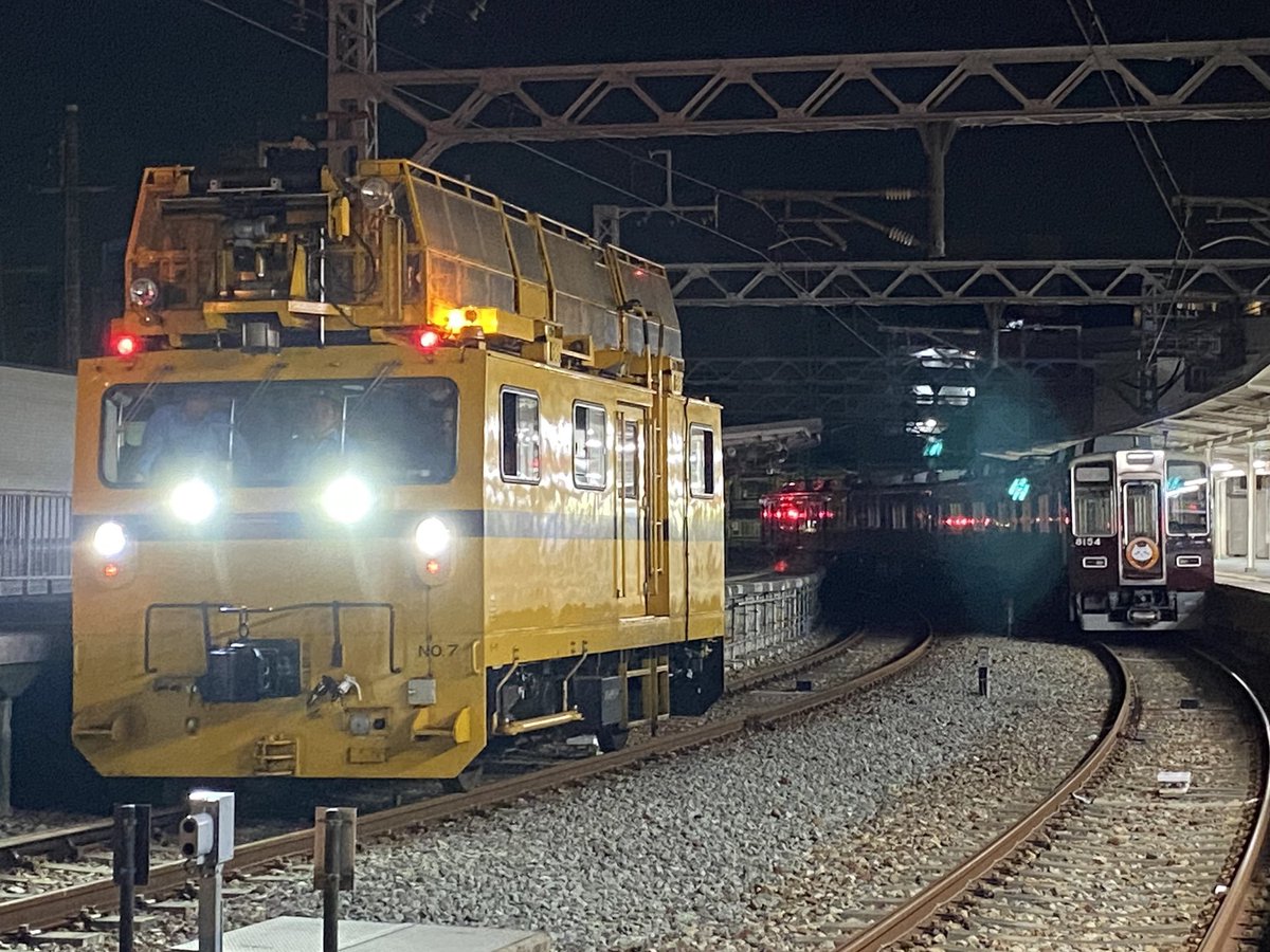 kitakyu8001F's tweet photo. 8/19(土)8030×4R  石橋阪大前3号留置
5号線は検査の為に保線車が入線 https://t.co/xDjQLiDDhr