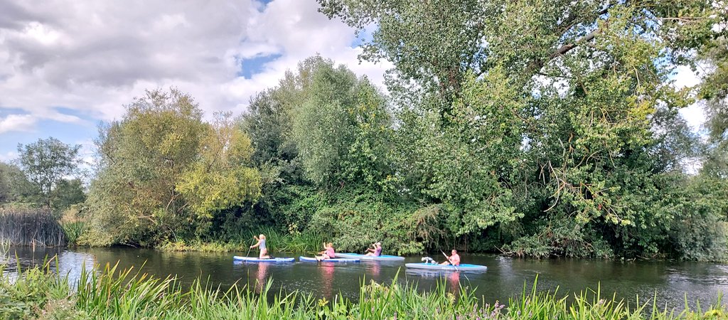 coombes_angie's tweet photo. Having a very late lunch break with @Tony_Ginger sat by the #GrearRiverOuse ☀️ at #HemingfordGrey
Lovely around here.
Zoom in on 1st photo &amp; you'll see a dog 🐕 paddle boarding too! https://t.co/cw27EvoaLy