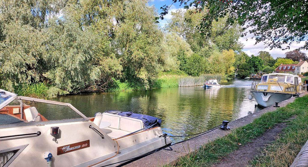 coombes_angie's tweet photo. Having a very late lunch break with @Tony_Ginger sat by the #GrearRiverOuse ☀️ at #HemingfordGrey
Lovely around here.
Zoom in on 1st photo &amp; you'll see a dog 🐕 paddle boarding too! https://t.co/cw27EvoaLy