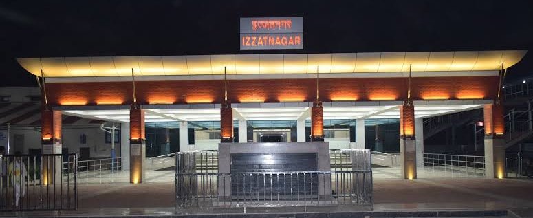 Bareilly_jn's tweet photo. ये कोई एयरपोर्ट नहीं बल्कि बरेली का इज्जतनगर रेलवे स्टेशन है 

Night view of Bareilly izzatnagar railway station. 

@drm_drmizn @drm_mb @nerailwaygkp @iznpro @pankajnd02 @RailwayNorthern https://t.co/pnpSHYhGvT