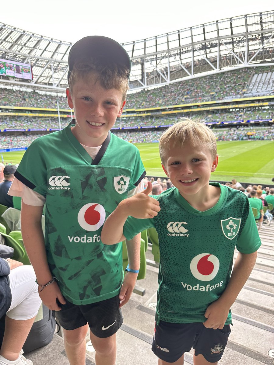 smokarama's tweet photo. #shouldertoshoulder @IrishRugby https://t.co/PZQ6jyExPl