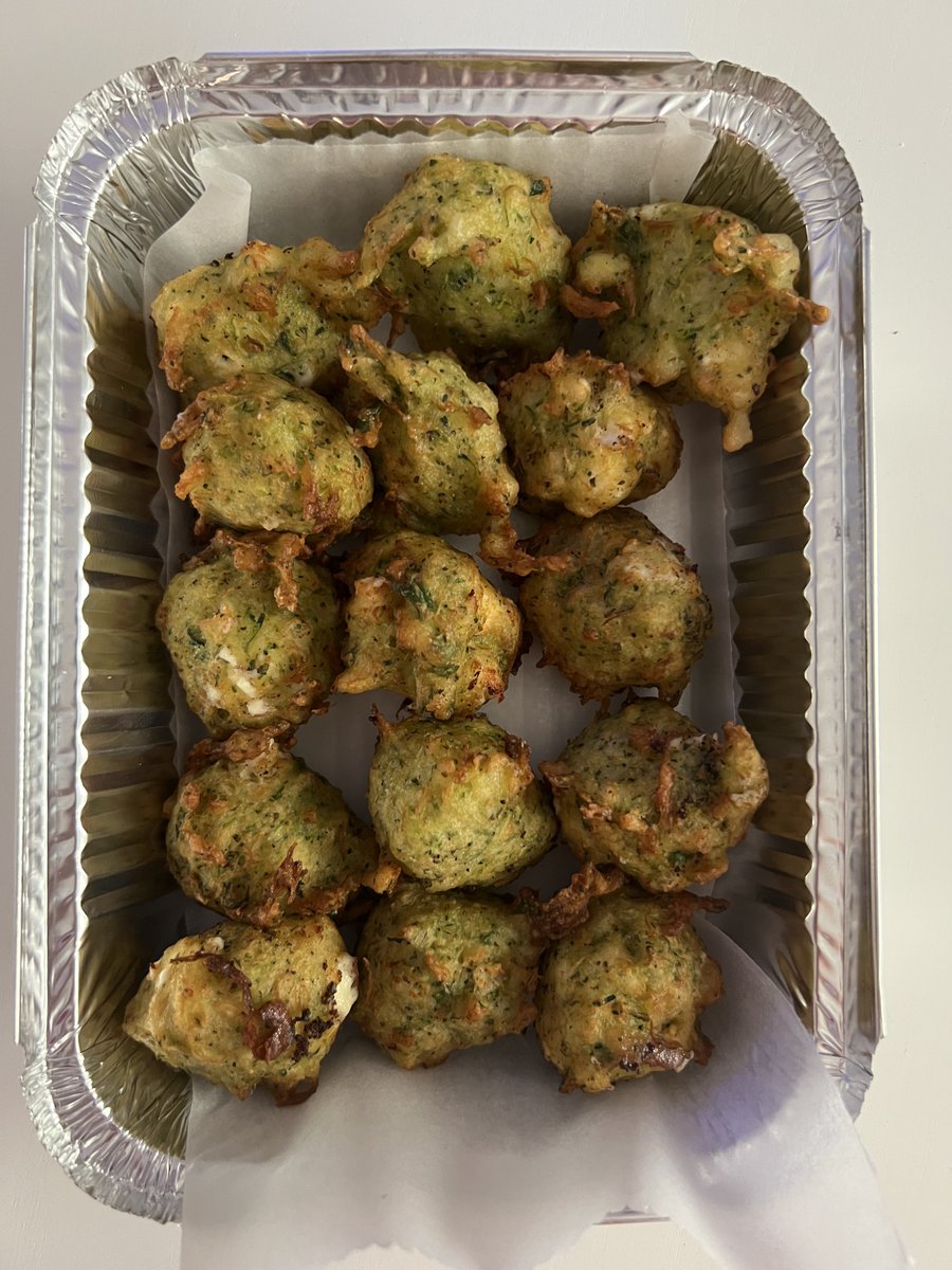Cocinar Buñuelos de Calabacín con feta y menta para amigos en un restaurante local hoy. ¡Espero que los disfruten!