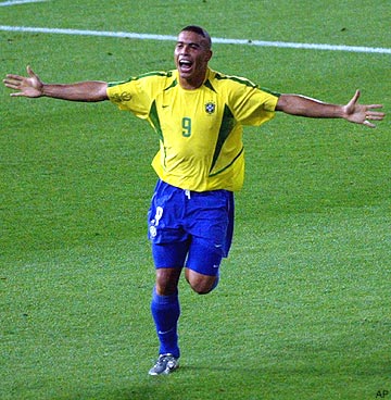SirPeakyBender's tweet photo. @Mario___RM La última vez que Ronaldo marco en la final de un mundial era brasileño se pelaba raro  y le decían O fenômeno https://t.co/7u5oaPVwwj
