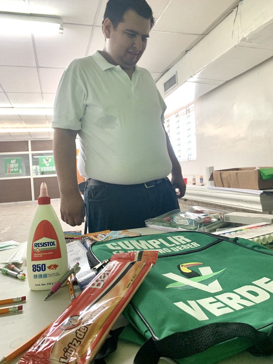 Caminito de la escuela …. Y seguimos como cada año con la entrega de paquetes escolares.

#Verde #PiedrasNegras  @RuloEstrada17