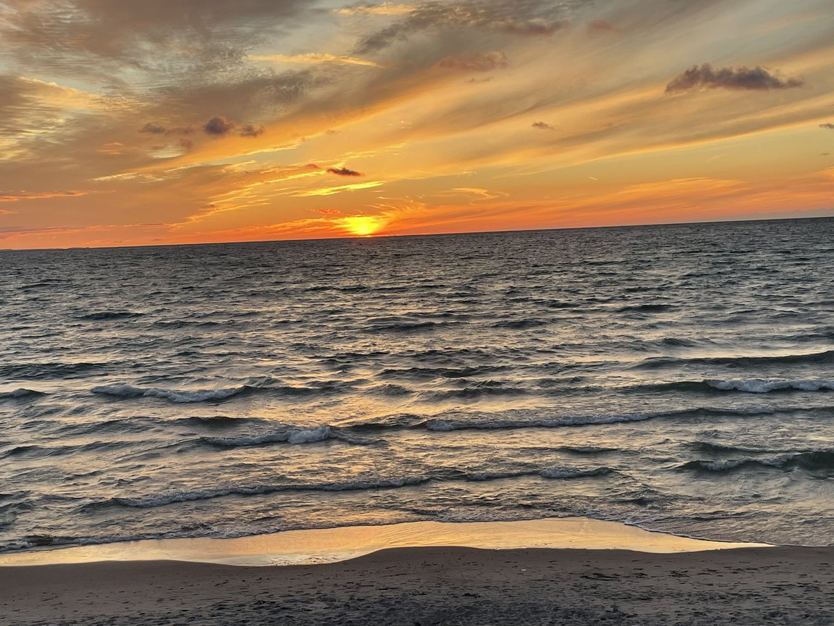 hofmannpm's tweet photo. Beach sunsets just hit different 
#wasaga #beachlife #officeviews #projectmanagement https://t.co/eDVE2oNJP2