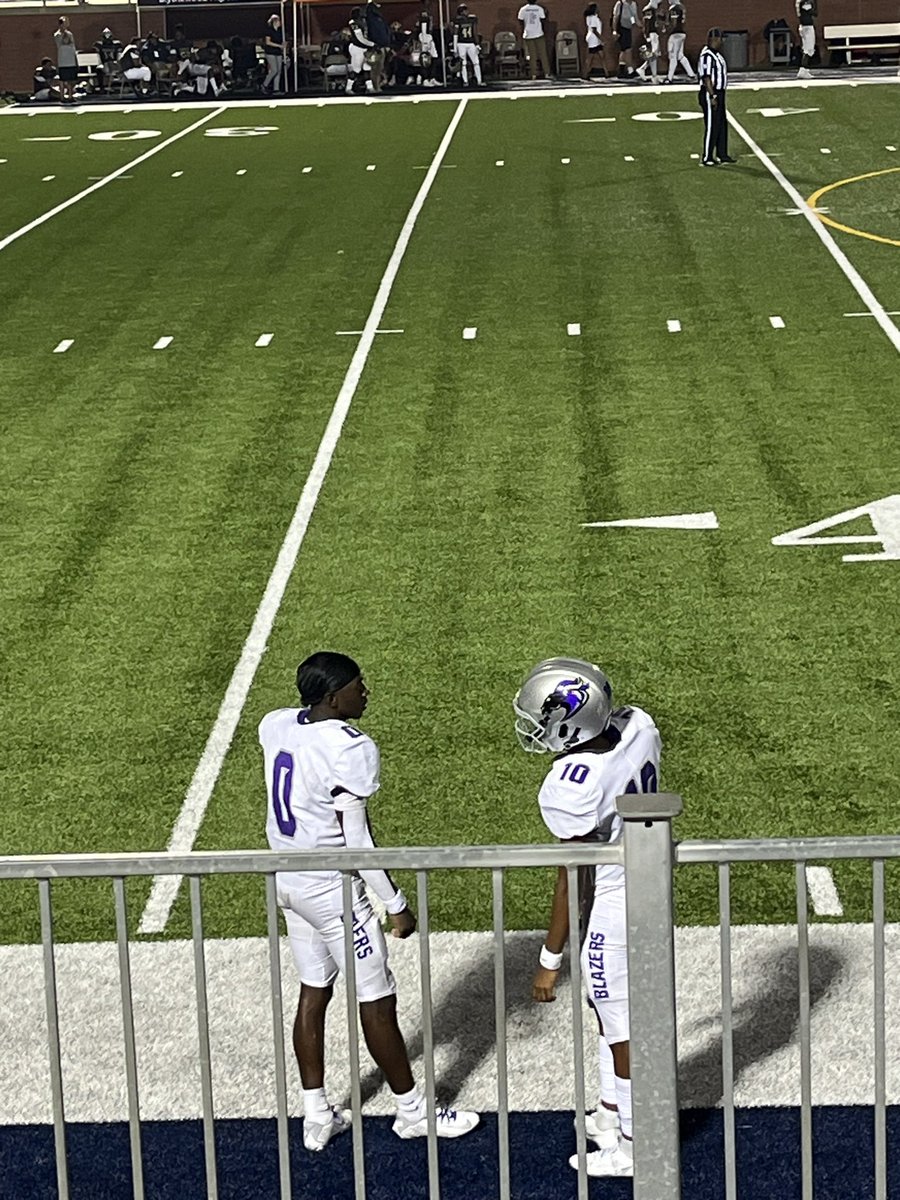 ervin_mack's tweet photo. 1 of the greatest joys of being a dad is watching your boys talk “ball” after the oldest one has one heck of a game to kickoff his Senior season! Praying for protection over these two as they embark on their 2023 🏈 seasons! Proud of you @siaxh_ ! #DadLife #MackMen #Brotherhood https://t.co/JSiHVcfnVs