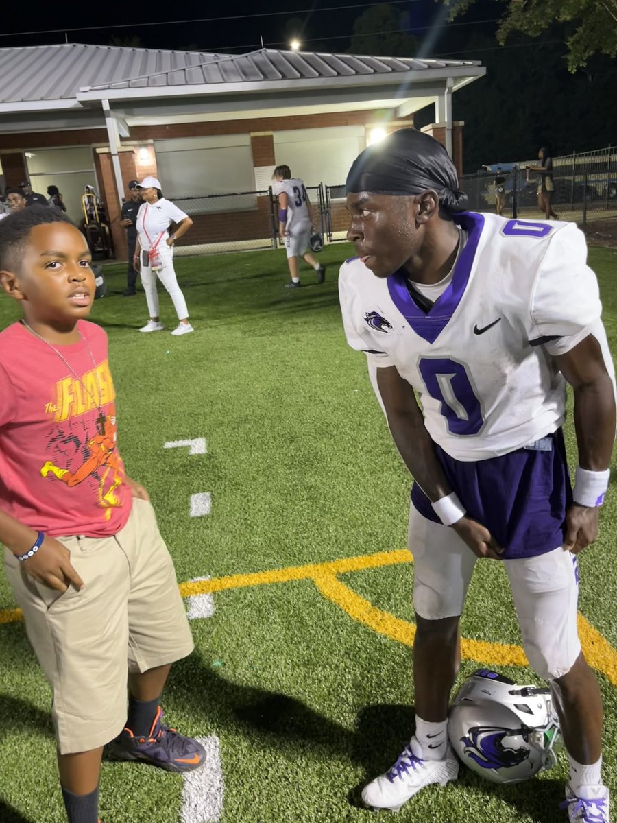 ervin_mack's tweet photo. 1 of the greatest joys of being a dad is watching your boys talk “ball” after the oldest one has one heck of a game to kickoff his Senior season! Praying for protection over these two as they embark on their 2023 🏈 seasons! Proud of you @siaxh_ ! #DadLife #MackMen #Brotherhood https://t.co/JSiHVcfnVs