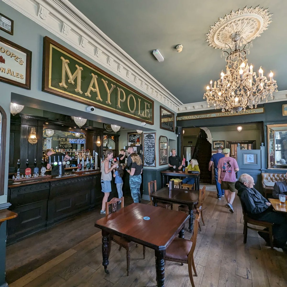 RoamingRidings's tweet photo. Black Horse Hotel is an impressive building, @kirkstallbrewery beers on fine form. Such a lovely old building. A great stop.
#otleypubs #pubguide #otley #pubs #publichouses #greatbritishpub #pubreviews #bars #barreviews #barguide #explorepubs https://t.co/fVC1XaLiTi