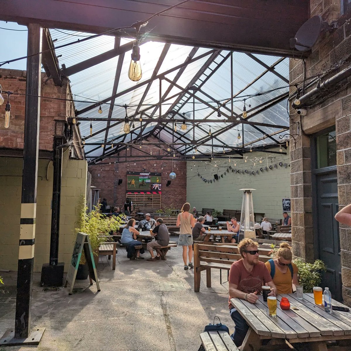 RoamingRidings's tweet photo. Black Horse Hotel is an impressive building, @kirkstallbrewery beers on fine form. Such a lovely old building. A great stop.
#otleypubs #pubguide #otley #pubs #publichouses #greatbritishpub #pubreviews #bars #barreviews #barguide #explorepubs https://t.co/fVC1XaLiTi