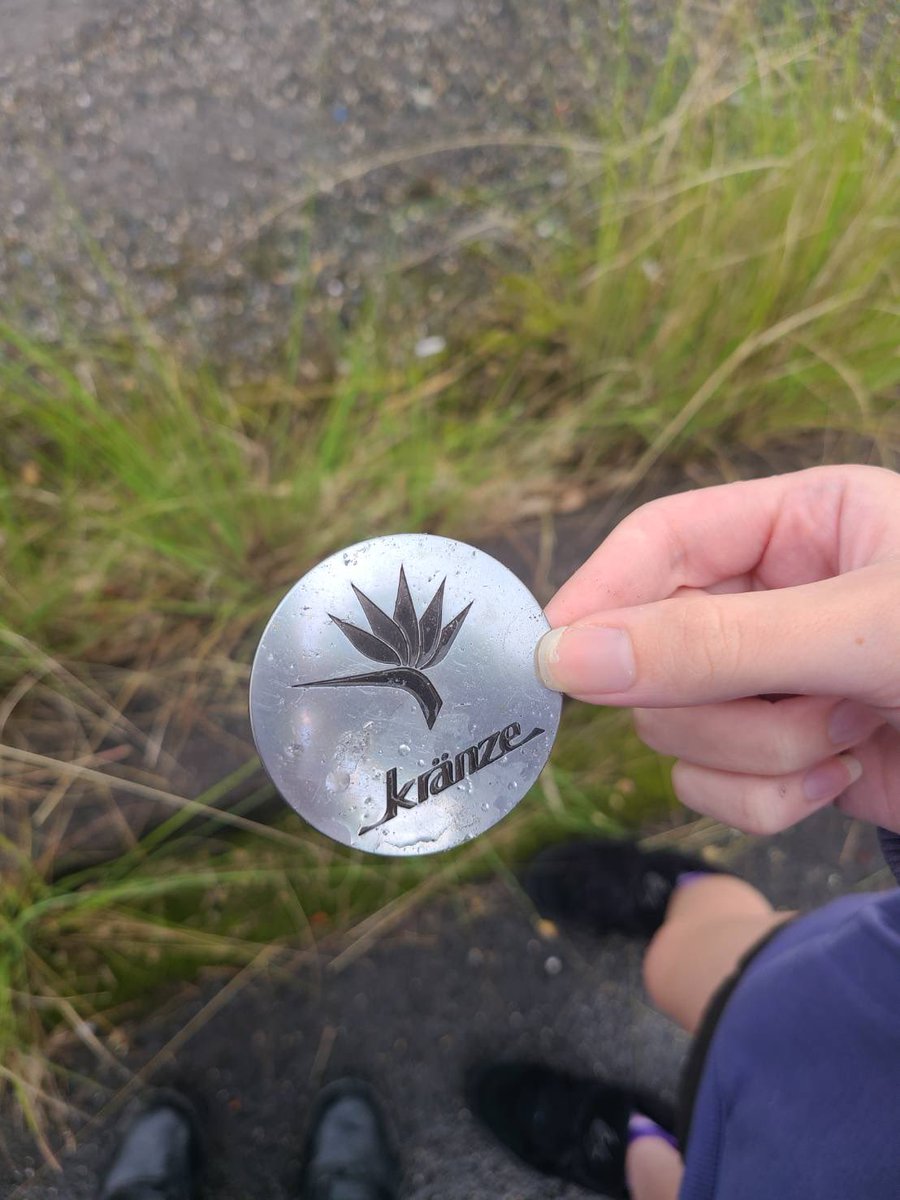 diopov_'s tweet photo. 三重県でウェッズのクレンツェシリーズ履いてるBMW知ってませんか？
バイクに乗った友人を殺した犯人かもしれません
目撃者がいます
警察は動いてくれません、単独事故として処理されてしまいました
事故現場は四日市市湯の山街道
運転の荒いBMW 事故現場にはクレンツェのセンターキャップ
#拡散希望 https://t.co/W2Vk8xIKt3