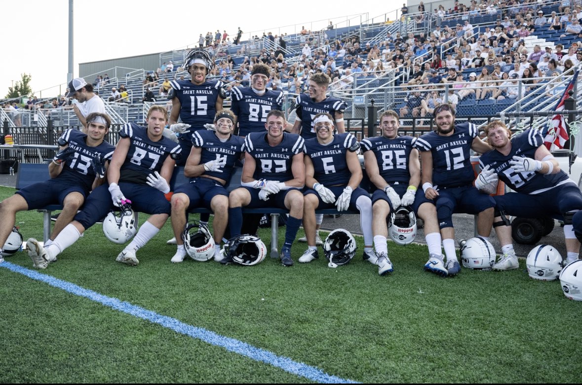 D_Will1970's tweet photo. Looking forward to celebrating these SENIORS (and senior parents) all season long. See you in Millersville boys @STAHawksFB
#stayedloyal https://t.co/6ipoPnPelg