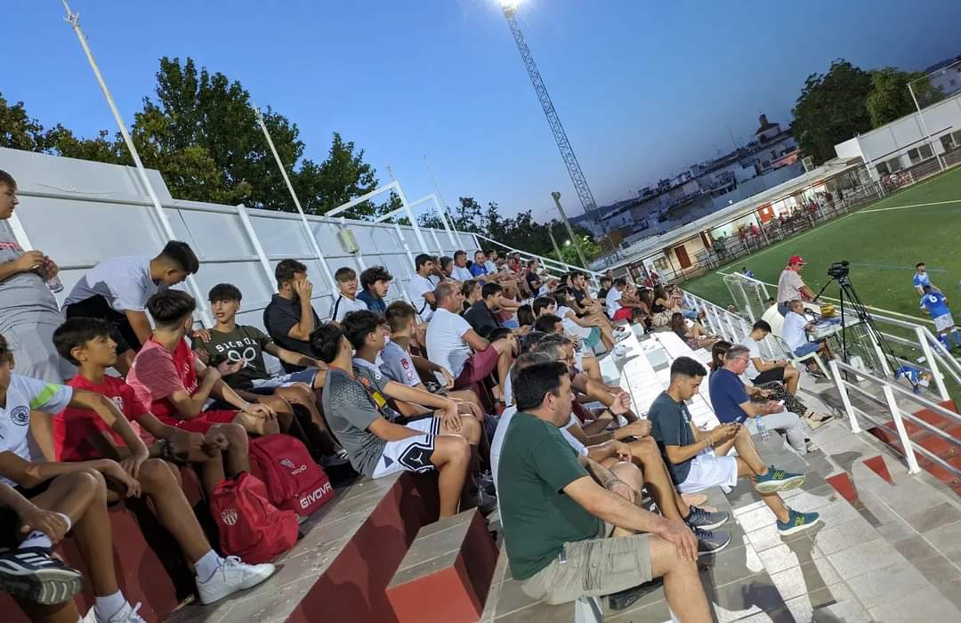 LoraCFOficial's tweet photo. Tenemos muchas cosas que hablar, y mucho trabajo por realizar... La afición está con vosotros!!
SEGUIMOS!!💪💪
@LoraCFOficial ❤️⚪❤️
#Pretemporada #LaIlusionDeVolver #VamosLora https://t.co/n9XPd3vmFo