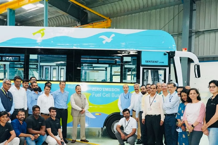 🔬India's Green Mobility Leap! 🚌🌿 Exciting news from Leh as @NTPCofficial embarks on a groundbreaking journey of #HydrogenInnovation. 🚀 Here's your one-stop thread on the cutting-edge project that's set to redefine sustainable transportation! 🌏🛤️ #NTPC #GreenMobility