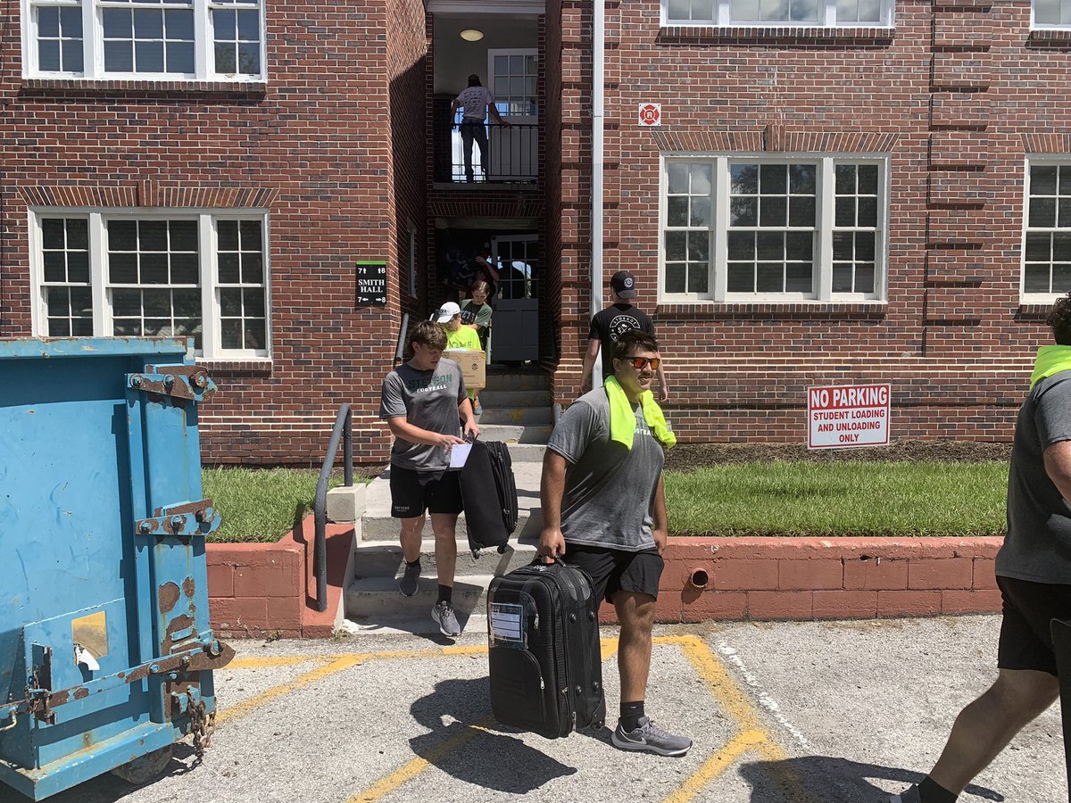 StetsonFootball's tweet photo. Hatters helping Hatters on Freshmen move in day‼️

🚚🚛

#bluecollar
#hatattack https://t.co/oO0mDysHHV