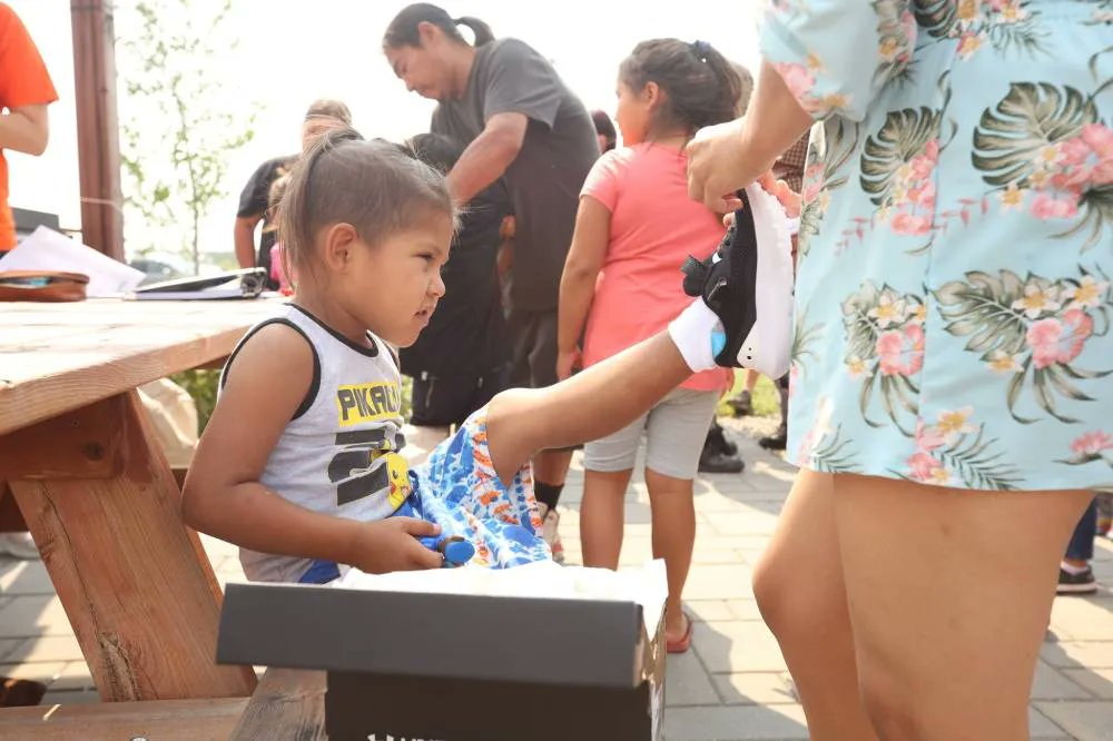 thebrandonsun's tweet photo. Every youth in Birdtail Sioux First Nation now has a brand new pair of Under Armour running shoes thanks to a partnership between local athlete Tréchelle Bunn and the American sportswear company. https://t.co/blDrIdaGOw #bdnmb https://t.co/Sg07nR9Jgy