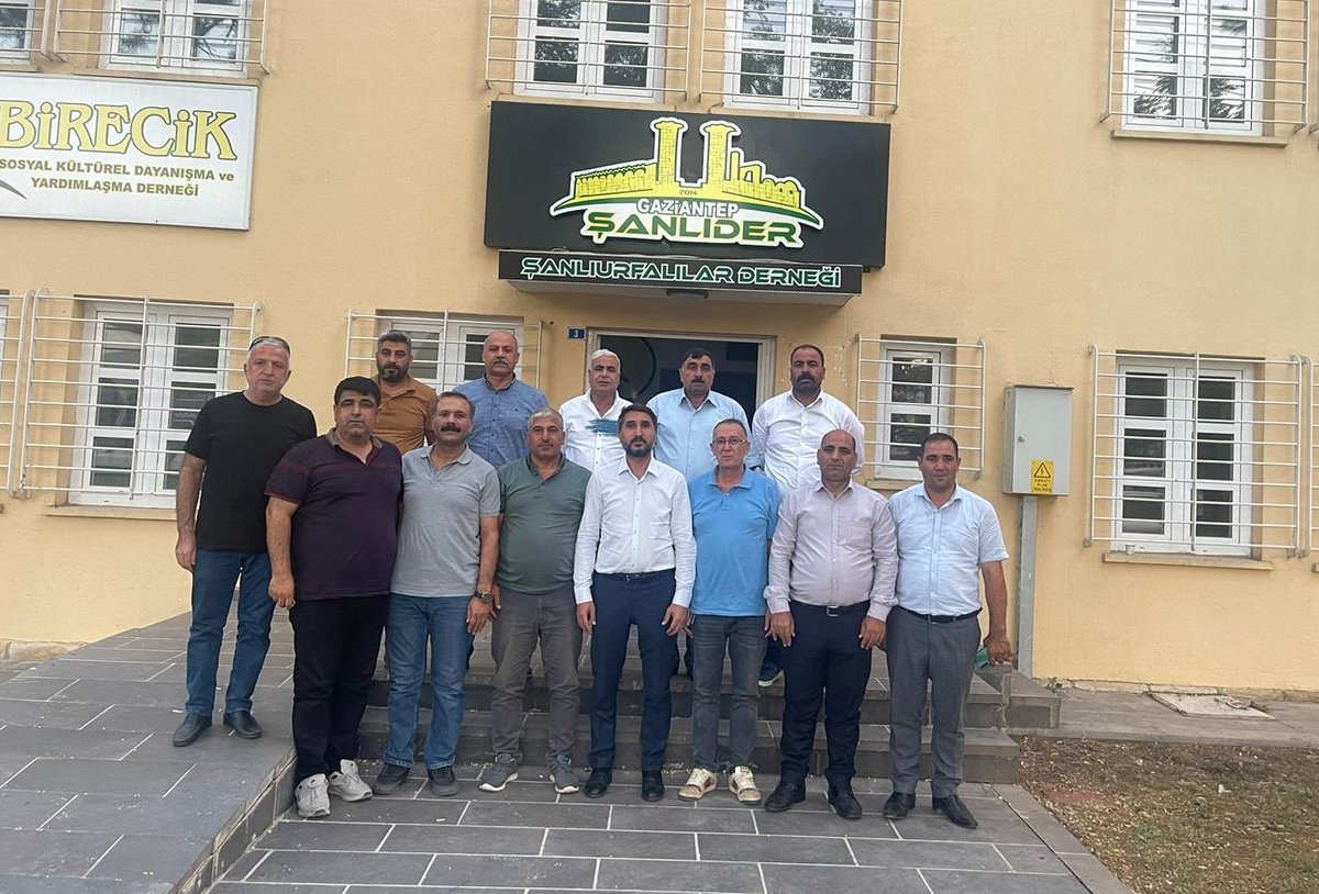 Gaziantep Suruçlular Derneği Başkanı Hüseyin Yıldırım ve  yönetim kurulu üyeleri derneğimizi ziyaret etti. Gündemdeki konular üzerine fikir alışverişinde bulunduk. Nazik ziyaretleri için teşekkür ederiz.