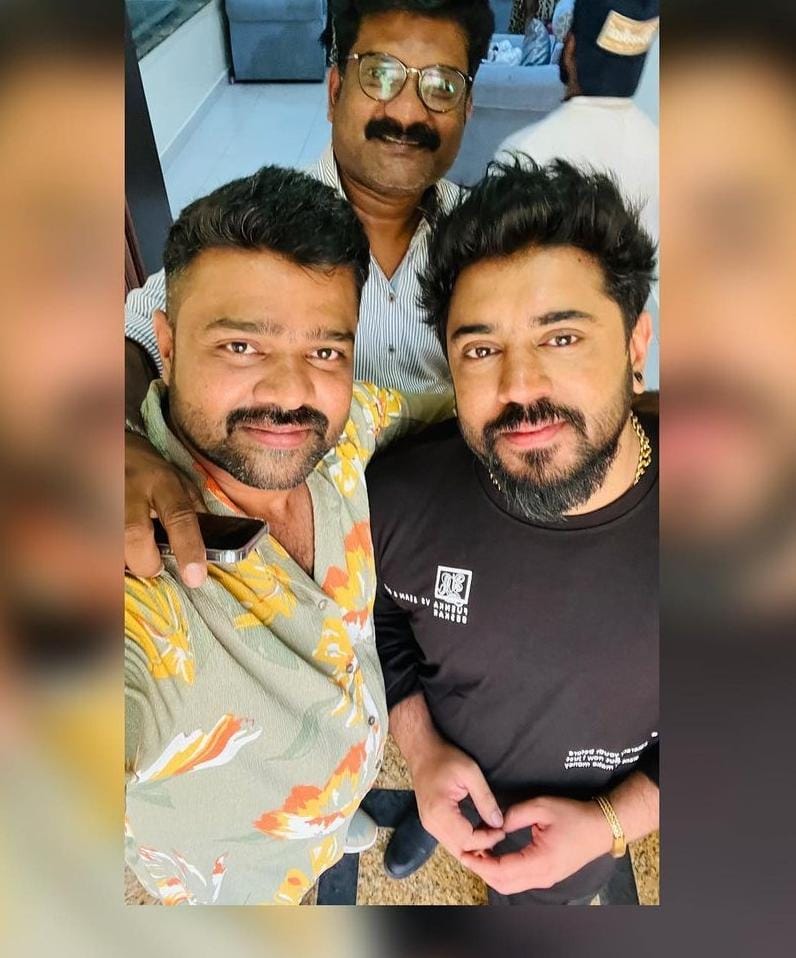 sreehari_pa's tweet photo. #NivinPauly Latest❤🔥
He is looking cool🔥
#RamachandraBossandCo PromoSong Shoot 🥷
🕺🕺🕺🕺One Coming https://t.co/KrJcgksAsN