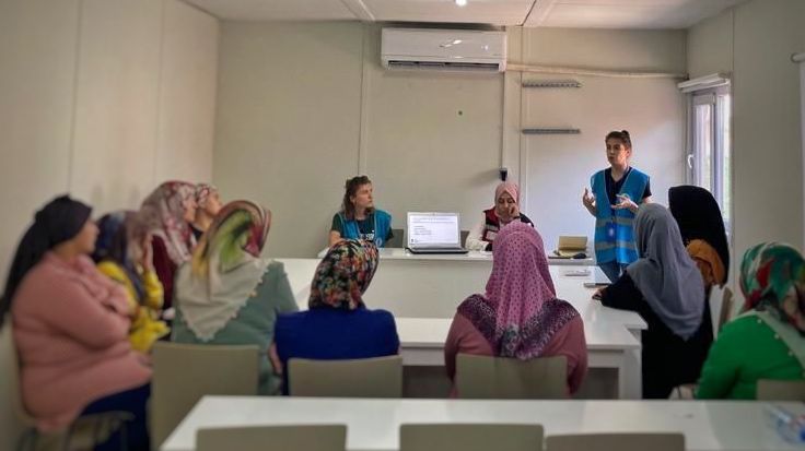 Bugün gönüllülerimiz Kahramanmaraş Arkas Şirikçioğlu ve Baykar Konteyner Kentlerinde eşzamanlı olarak "Okul Kaygısı ile Başetmede Ebeveynlere Destek Grup Oturumu ve Çocuklara Mahremiyet Eğitimi" oturumu düzenledi.