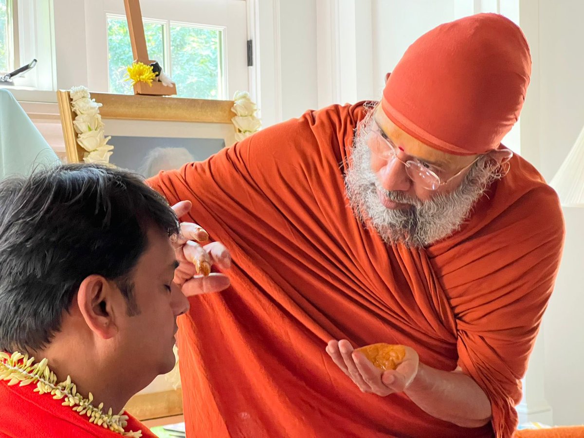 gurudevrkp's tweet photo. Friday 18th Aug 2023, Himalayan Monk & Living Saint His Holiness Swami #Vidyadhishananda welcomed HH Shri #Rajrajeshwar Guruji - UK alongside Jain Monks HH Acharya #Lokesh Muni ji. Had a Spiritual discussion about #Dharmas @ Chicago- #USA. https://t.co/UwZAZVVw9N