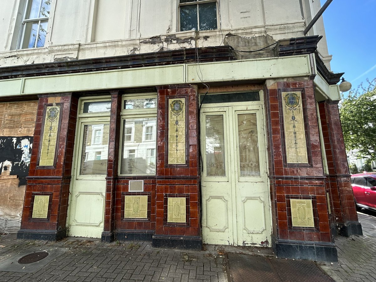 PubsSaving's tweet image. The Florence #pub just off Upper Street is reopening as a pub. Converted to retail in 2015. Shame tiling has been damaged since my last site visit. Premises licence application on window. #newpubs
