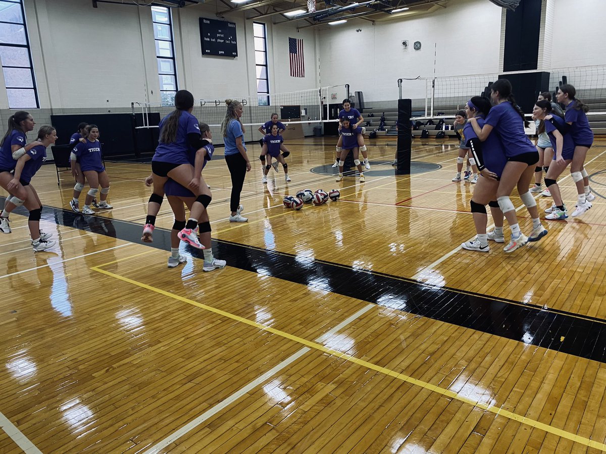 MrsMueller4's tweet photo. Circle the Wagon! #jvvb #freshies #fridaypractice @OakvilleGirlsVB https://t.co/iLulE4VLWQ