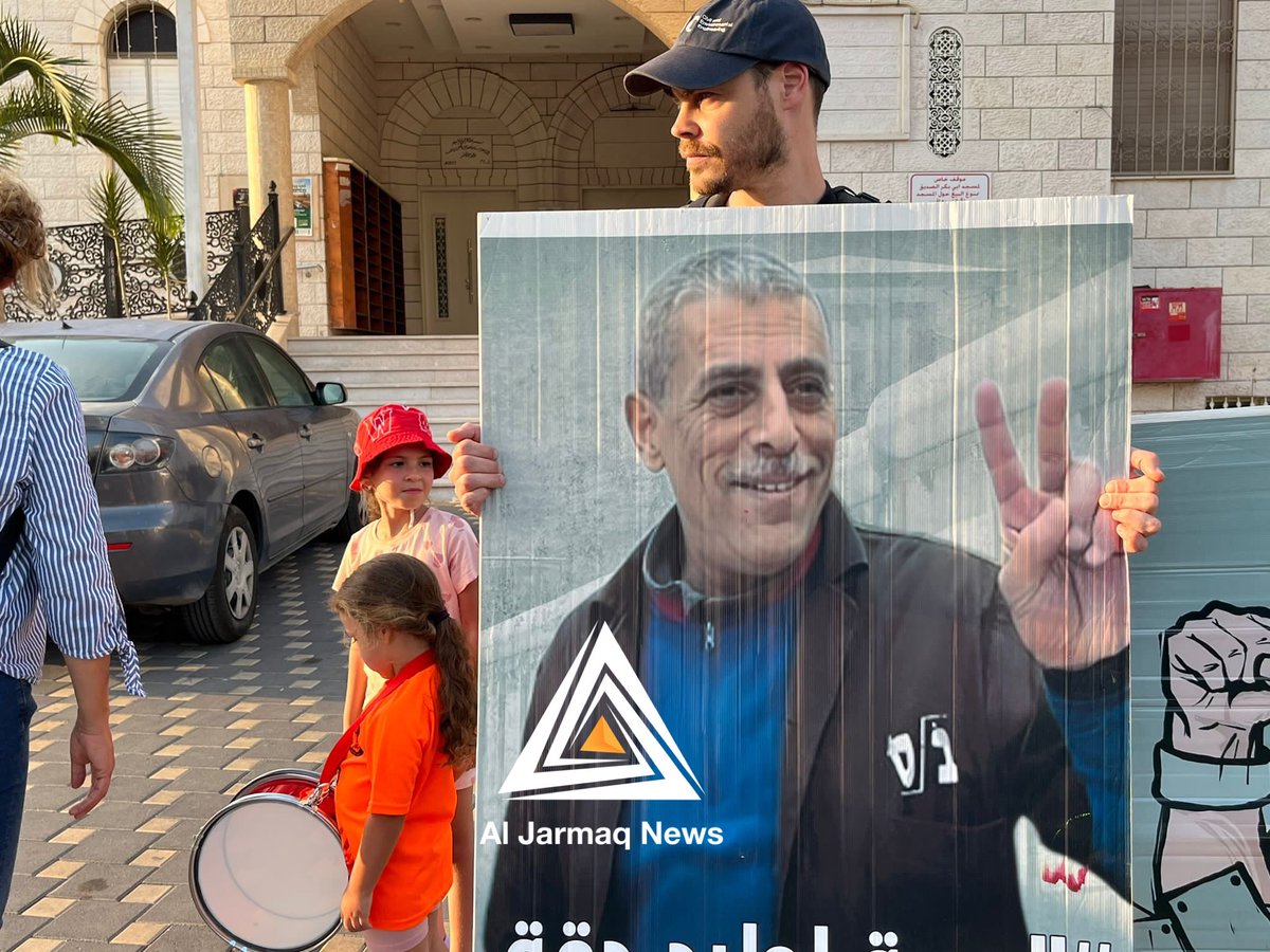 Aljarmaqnetnews's tweet photo. A vigil was organized in Baqa al-Gharbiyye city in solidarity with cancer-stricken prisoner Walid Daqqa, demanding his immediate release from illegal Israeli prisons. #FreeWalidDaqqa https://t.co/6fN7ddqeos