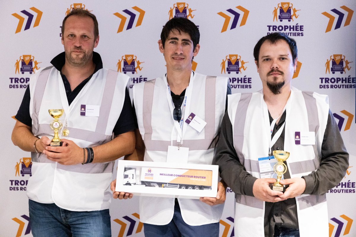 🏆 Les podiums du Trophée Des routiers 🏆

Aujourd’hui, nous vous présentons le podium de l’étape de #Nantes du 14/06👇

🥇 Constant Rondeau, Brangeon Groupe
🥈 Davil Coulange, Transports Roche
🥉 Johan Letellier, Transports Guy Robin

#Routier #Routière #TDR2023