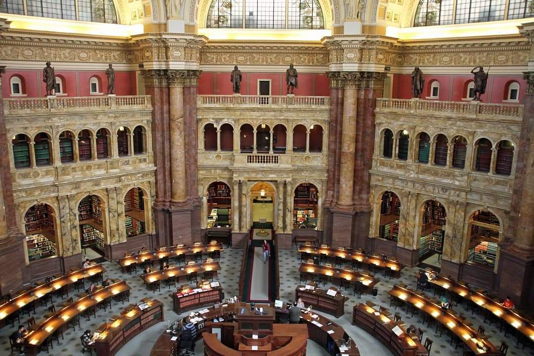 La Biblioteca del Congresso di Washington è senza dubbio la più grande biblioteca del mondo. Un patrimonio immenso: 158 milioni di documenti e testi di vario genere. Inoltre, al suo interno è conservato il primo libro stampato a caratteri mobili in Europa: la Bibbia di Gutenberg.