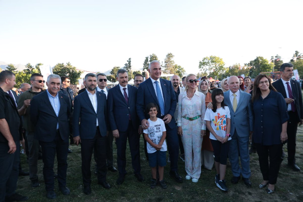 Palandöken Kültür Yolu Festivali'miz dolu dolu geçiyor.

Kültür ve Turizm Bakanımız Sn. Mehmet Nuri Ersoy Bey ile birlikte etkinlik alanlarımızı gezdik.

Şehrimizin tanıtımı için büyük bir anlam taşıyan etkinlikler dolayısıyla Kültür ve Turizm Bakanımız Sn. <a href="/MehmetNuriErsoy/">Mehmet Nuri Ersoy</a> ve