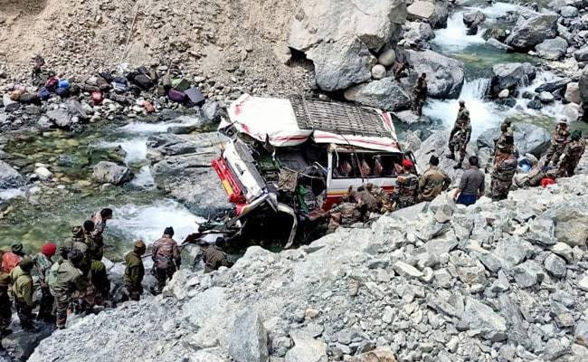 लेह से कियारी जा रही सेना की बस खाई में पलटने से 2 जेसीओ समेत  हमारे 9 जवानों वीर गति को प्राप्त हो गये। एक घायल जवान के शीघ्र और संपूर्ण स्वास्थ्यलाभ की कामना करती हूँ। 
बलिदान हुए सभी जवानों को विनम्र श्रद्धांजलि।