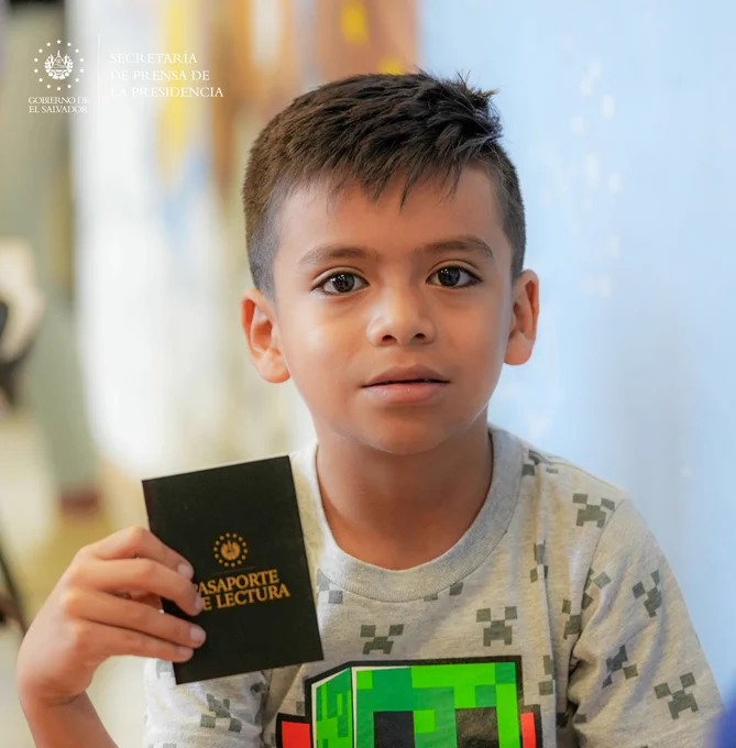 #DePaís Cada niño recibe un pasaporte de lectura, que le brinda el pase para ingresar al mágico mundo de los libros. «Va a ser una experiencia maravillosa. Espero que la disfruten. Damos inicio a este viaje de aventuras»: viceministro de <a href="/culturasv/">Ministerio de Cultura</a>, Eric Doradea. 📸Cortesía.