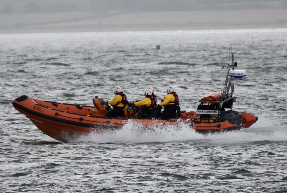 Arddangosfa arbennig gan yr @RNLI heddiw yn ystod diwrnod agored tîm achub Biwmaris. An impressive & educational display by the @BeaumarisRNLI today at their open day @AngleseyScMedia #Anglesey #Beaumaris #rnli