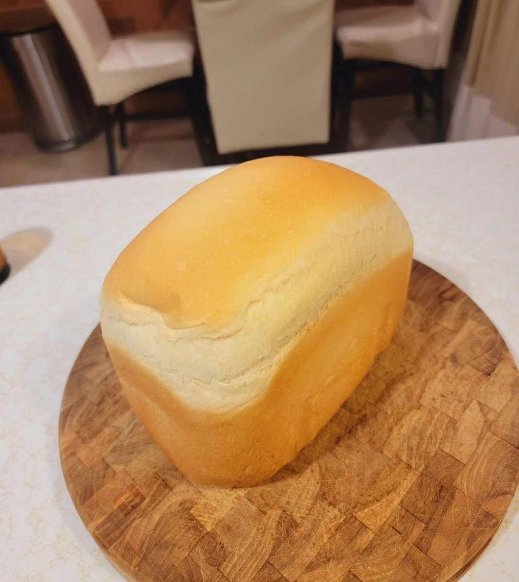 herchosenpath's tweet photo. Having a bread maker is a great investment for your kitchen. Bread these days are full of harmful preservatives, high amounts of sugars, pesticides, etc. You can make bread right at home with all of 5-6 ingredients. Sandwiches, garlic bread, French toast, etc. tastes SO much better.