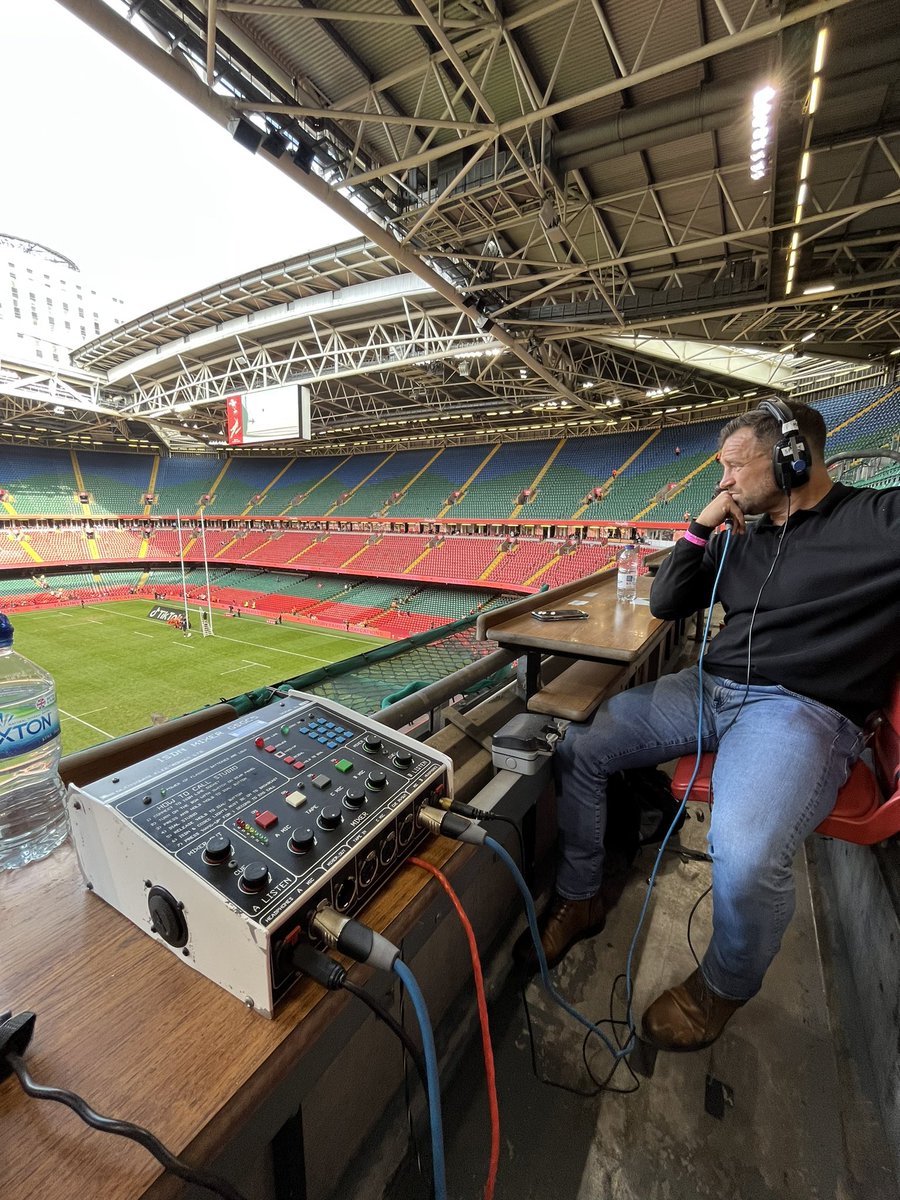 MollyStephens_'s tweet image. Final stop of the day… #CallRob on air now with @robphillipshere, Chris Horsman (pictured with the face of every Wales fan leaving the stadium today 😂), @NathanBlake09 &amp;amp; @Wal4Eng1.

Taking calls on ⚽️+🏉

📲 Call/WhatsApp 03700-100-110. Text 8-10-12. Until 7pm.