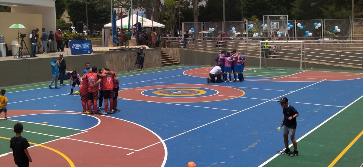 ConRegion's tweet photo. MUNDIALITO SOTO NORTE 2023⚽️🏆🏅🎥
#Microfutbol | ¡Clásico! Así es calificado este partido, esperado por los hinchas que sin importar el sol canicular, están atentos a los equipos de Charta y Tona, quienes participan de este hexagonal final del Mundialito Soto Norte 2023. https://t.co/l8u4TJBZnw
