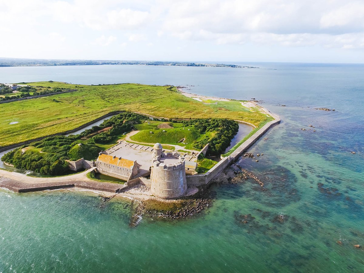 ThereseBaillard's tweet photo. L’île #Tatihou située au nord-est du Cotentin est rattachée au département de la #Manche en  #Normandie. D'une superficie de 29 hectares, l’île est dominée par la tour #Vauban ses fortifications et un musée maritime. C’est un paradis ornithologique et elle a 3 différents jardins. https://t.co/LJc9i2nXOd