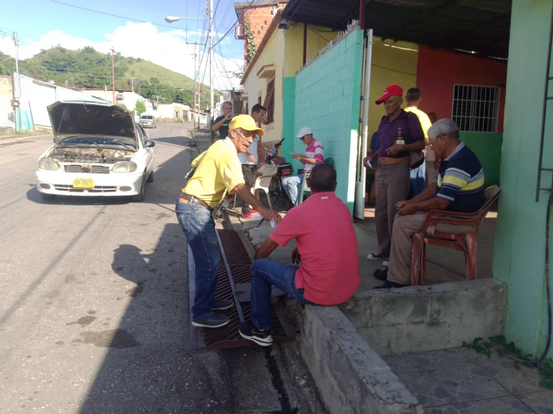 Prove_Guarico's tweet photo. @ProyectoVzla en la calle activando a la gente rumbo a las #Primarias . Esta vez estuvimos en la #Urb.SantaIsabel en #SanJuanDeLosMorros
#VamosADevolverleLaAlegriaAVenezuela https://t.co/9T6rFJwWtt