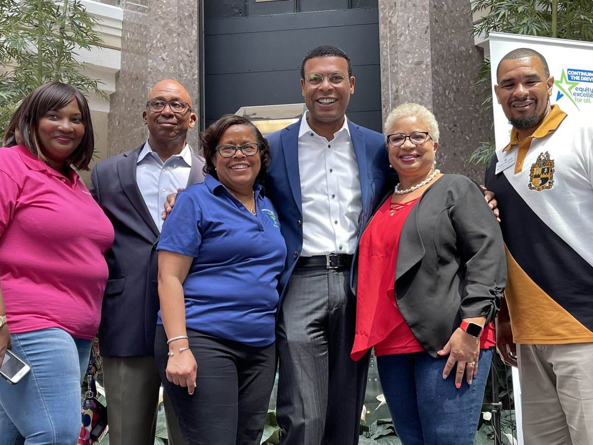 NPSchools_VA's tweet photo. Many thanks to @NorfolkVA Mayor Kenneth Cooper Alexander, School Board Chair Dr. @AdaleMartin4NPS, Vice Chair @tbuffaloe, members @cjclanton4nps &amp; @melaraj, @macarthurcenter &amp; many others for making today’s Unity in the Community Back 2 School event a success! https://t.co/gGYiKs1PyY