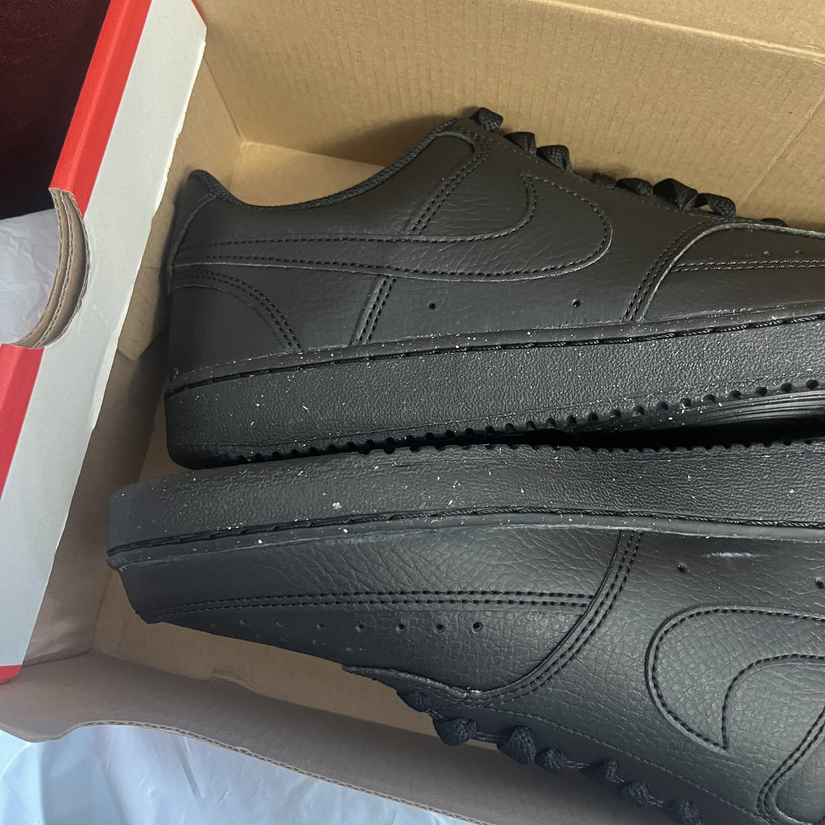 ChappyChopper's tweet photo. @schuh @Nike just had these arrive from Schuh, no internal packaging marks on the trainers and dried grass. Nike could you confirm the white dots on the soul when I was a kid it was rumoured that these appeared if the trainers have been through the washing machine? £80 for these https://t.co/alHBDNyIuD