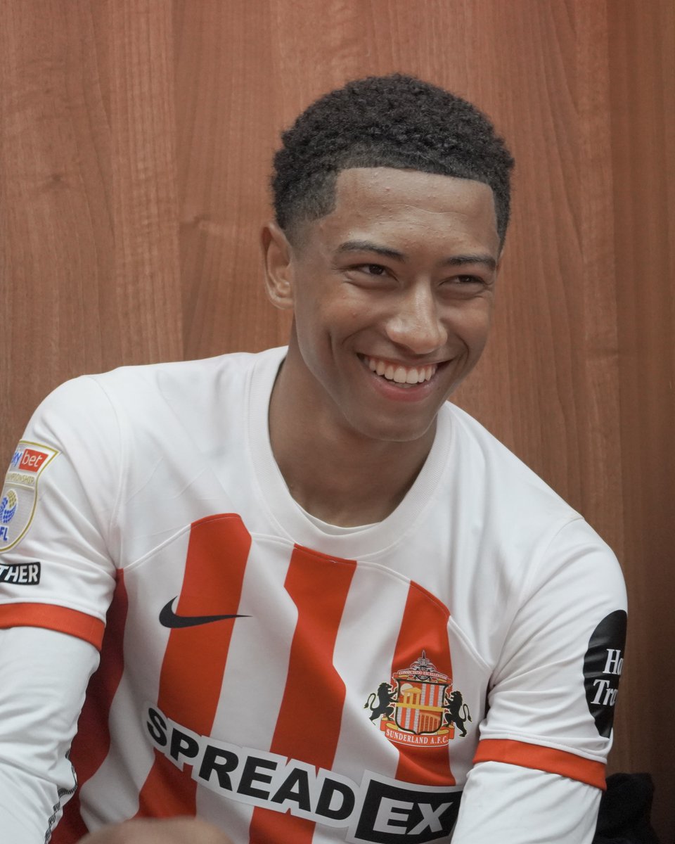A smiles in the changing room 😃

#SAFC | @J_Bellingham