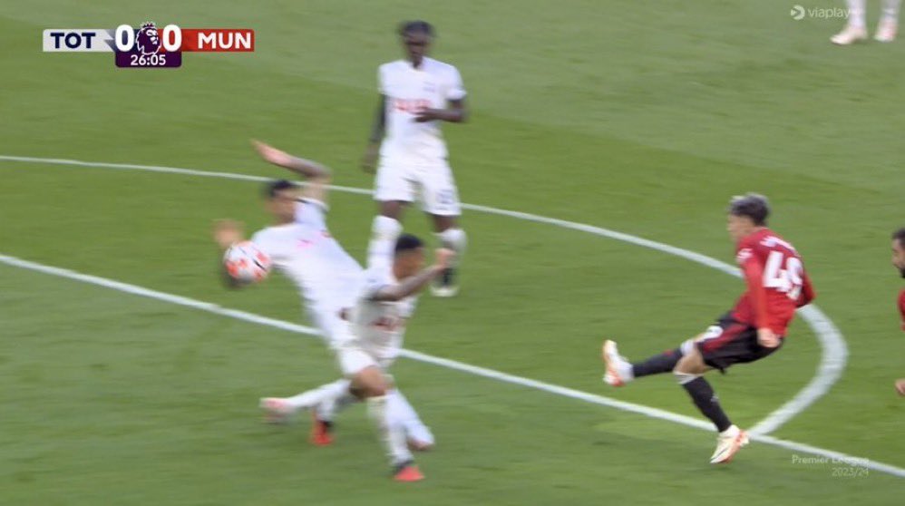 PoorEPLreferees's tweet image. Yes, that should have been a penalty to Manchester United after a clear handball from Romero