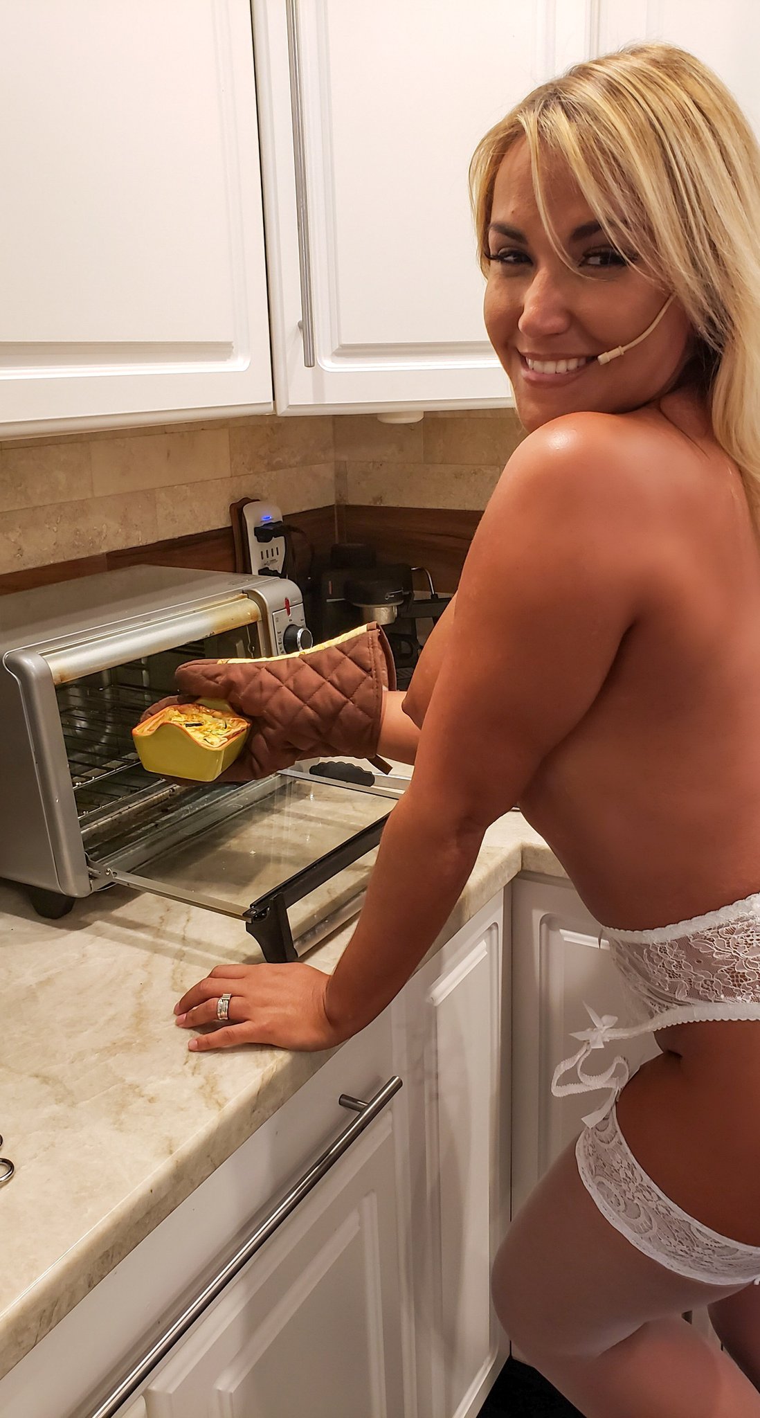 Jenny Scordamaglia on X: Naked kitchen?😘 this weekend  t.coew1woxawRc special for members jennymiamitv naked fun  t.cogEeHZ7lJkS  X