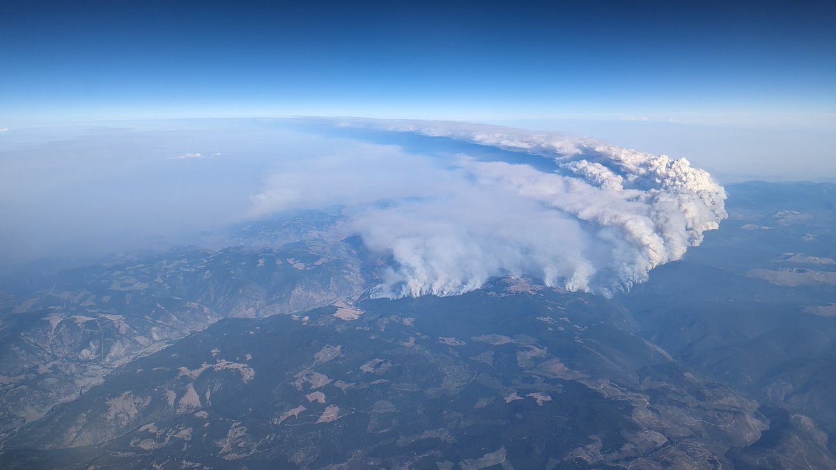 joesabroad's tweet photo. Safely back in 🇺🇲!
Last thing I saw flying in was wildfires of 🇨🇦
4 separate massive burning regions!
(where all the smoke in news came from, all the way in BC)
In order N to S:
#AdamsComplex, #KookipiCreek &amp; #McDougallCreek, #CraterCreek, and #Sourdough in Washington
@CBCCanada https://t.co/TJ8Vp1EbdZ