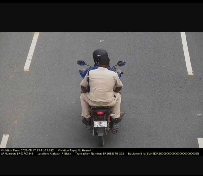 kashyap_prahlad's tweet photo. Cop sitting on pillion seat requested for lift , I offered and got this wonderful photo from @PatnaPolice24x7 as a fine of 1000₹ @bihar_police 
#नेकी_कर_और_एक_हजार_भर 🥲 https://t.co/JhVCe4hBJY