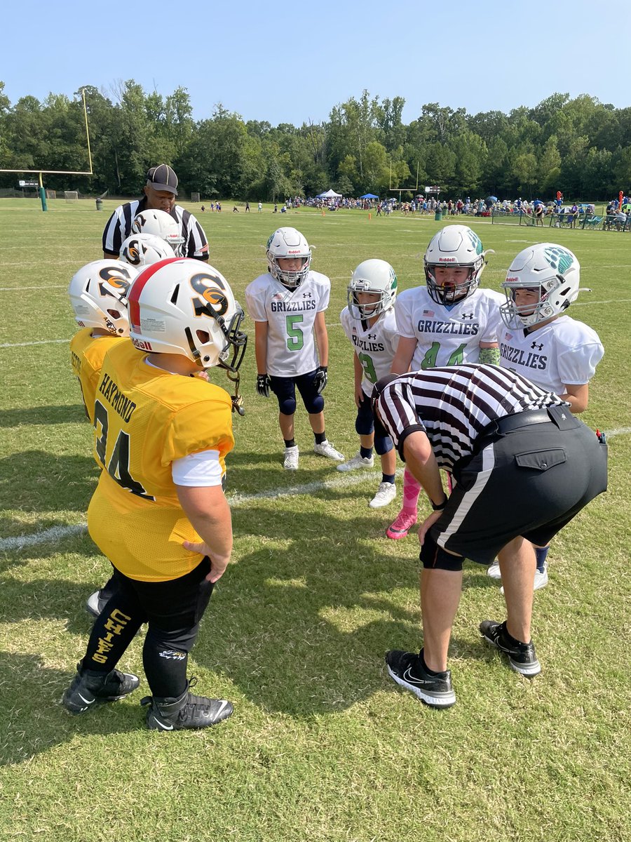UPSAMH98's tweet photo. Year 4 for elite tackle for Nate and he is lucky to be a captain.  Working hard and getting better as a teammate and leader.  Proud of you dude💪🏽 https://t.co/V8yJWx4mMw