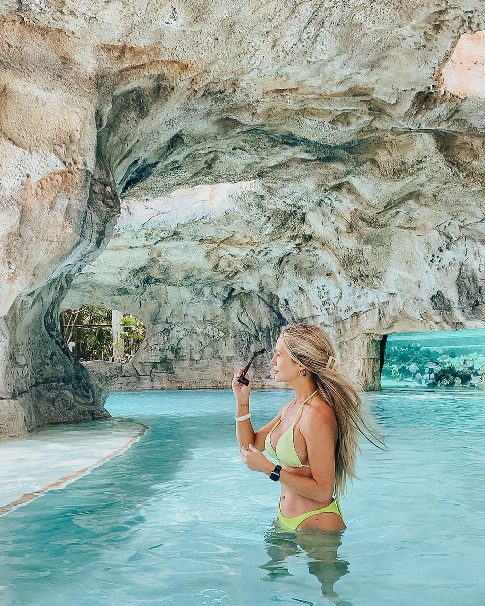Calm, cool, and collected. Our pools are always the place to be.

📸: Instagram/xosarajayne