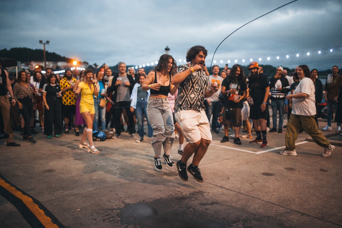 O mellor de voltar cada ano é que vós voltades con nós. Grazas polos bailes 🦜✨

📸 @aigiboga 
🫱🏻‍🫲🏼 @vibramahou @daccultura
🦜 #LoroFacu2023